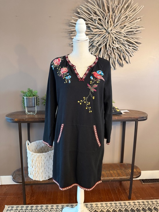 DRIFTWOOD Dresses & Skirts - Driftwood embroidered sweatshirt dress.